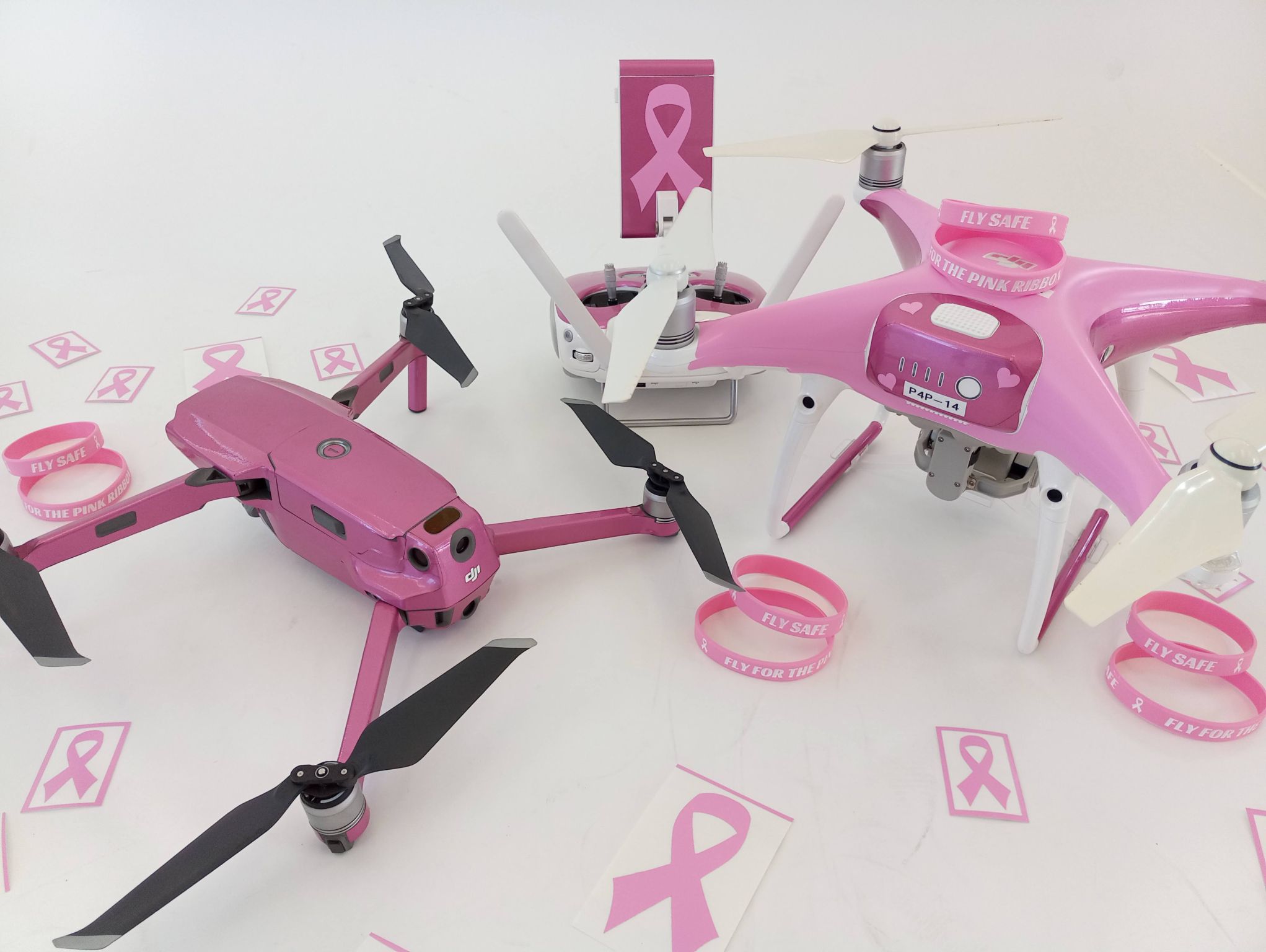 ピンクカラーを取り入れたドローンの写真1